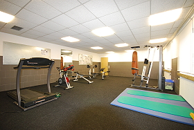 Das Bild zeigt den Fitnessraum mit seinen Sportgeräten.