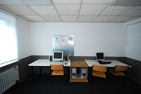 Das Bild zeigt Computer im Computerzimmer.