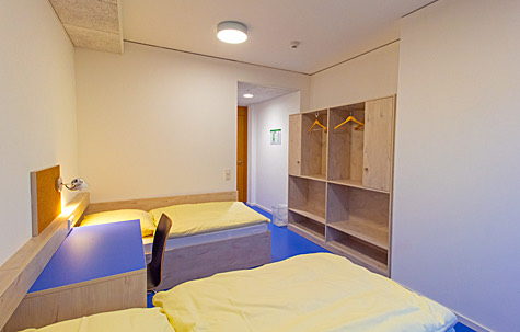 Das Bild zeigt die Schränke und die Waschplätze in einem Internatszimmer.