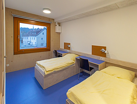 Das Bild zeigt die Betten in einem Internatszimmer.