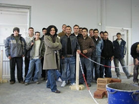 Frau Hack mit ihrer Maurerklasse