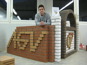 Michael Stollner an seinem fertigen Werkstück