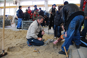 Das Bild zeigt Herrn Lang beim Befestigen der Schnur