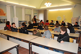 Das Bild zeigt eine Schulklasse beim Rundgang im Schulsaal der Stuckateure