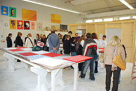 Das Bild zeigt eine Schulklasse beim Rundgang durch die Malerwerkstatt