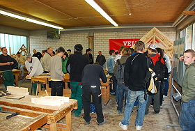 Das Bild zeigt eine Schulklasse beim Rundgang durch die Zimmererwerkstatt