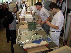 Das Bild zeigt Fliesenleger bei der Ausstellung in Theley