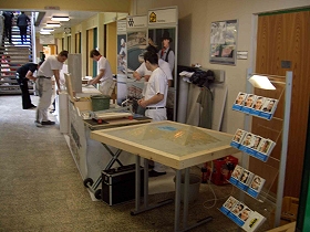 Das Bild zeigt Ausstellungsstücke und Arbeitstische.