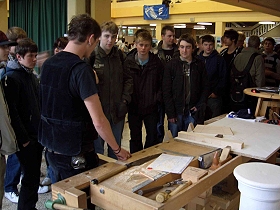 Eine Schulklasse schaut sich die Arbeit eines Zimmerers an!