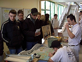 Schüler begutachten eine Mosaikarbeit der Fliesenleger.