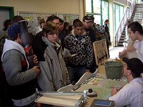 Eine Schulklasse informiert sich über den Beruf des Fliesenlegers.